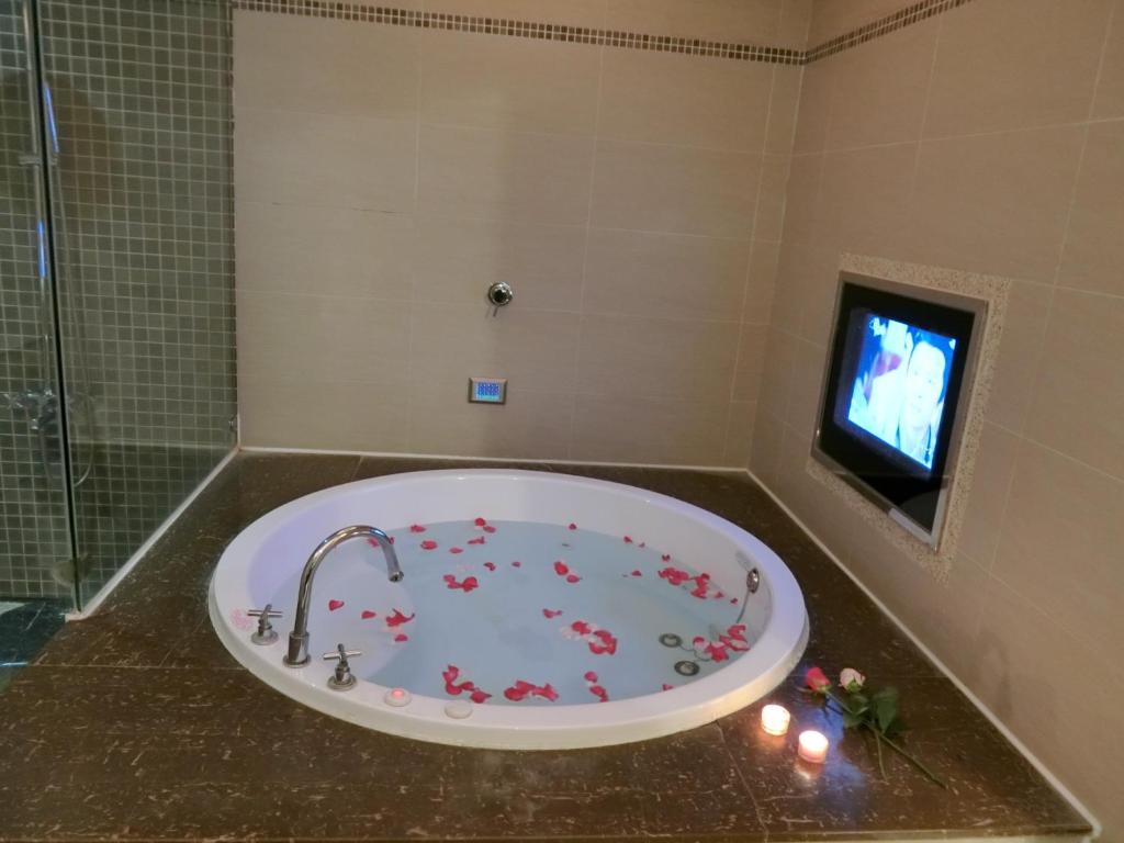 A television and/or entertainment centre at Mambo Impression Motel