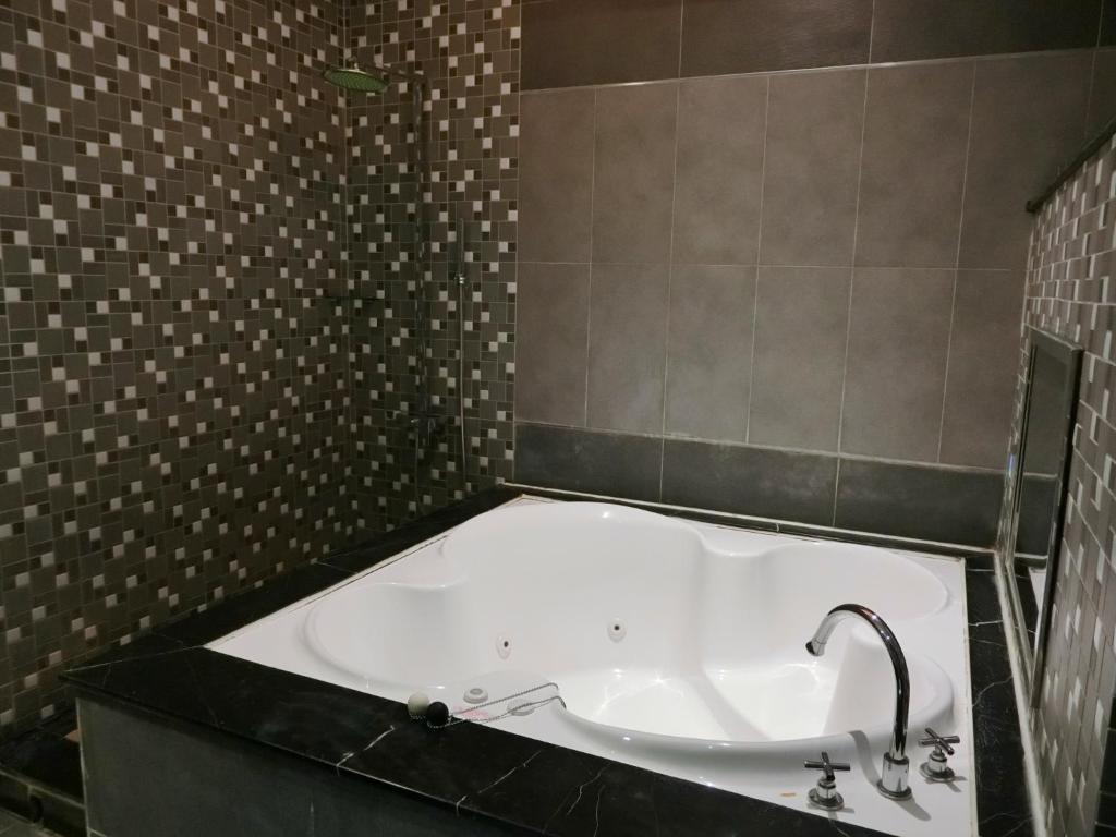 A bathroom at Mambo Impression Motel