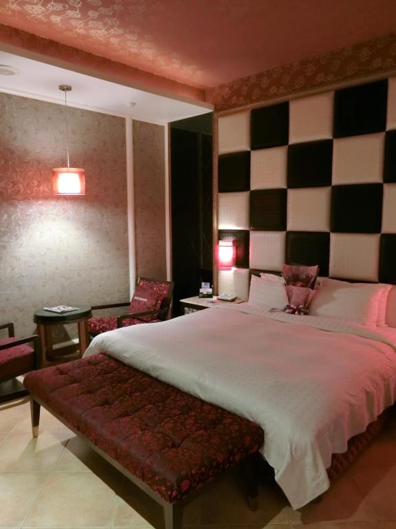 A bed or beds in a room at Mambo Impression Motel