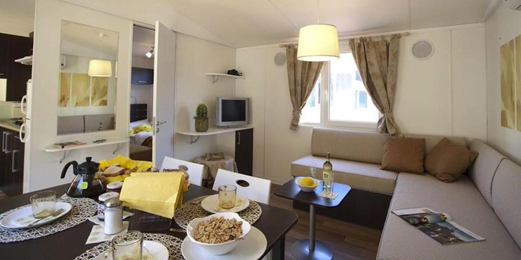 TV a/nebo společenská místnost v ubytování Camping villaggio L'Ultima spiaggia