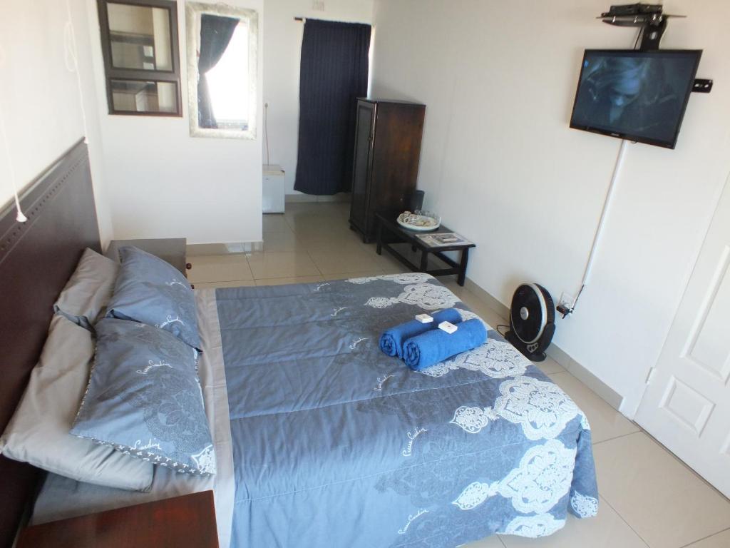 Postel nebo postele na pokoji v ubytování Umkomaas Lodge