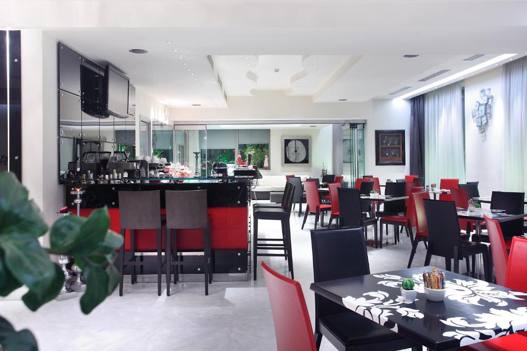 Televízia a/alebo spoločenská miestnosť v ubytovaní Comfy Boutique Hotel