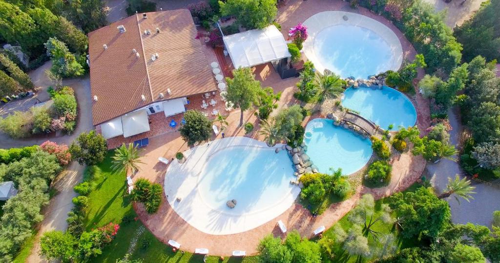 an overhead view of two large swimming pools at Camping villaggio L'Ultima spiaggia in Bari Sardo