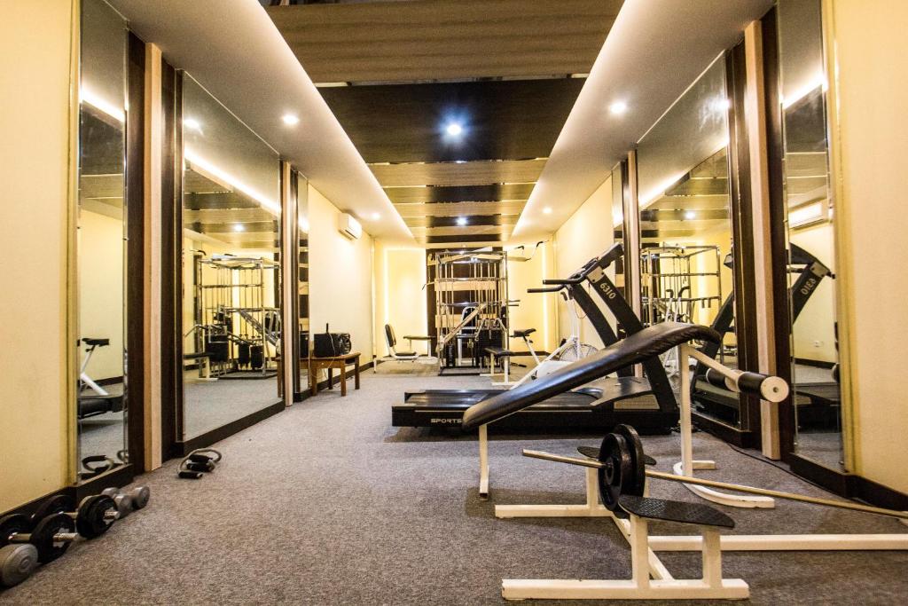 Spordikeskus ja/või sportimisvõimalused majutusasutuses Hotel New Saphir Yogyakarta