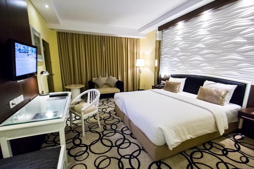 Televiisor ja/või meelelahutuskeskus majutusasutuses Hotel New Saphir Yogyakarta