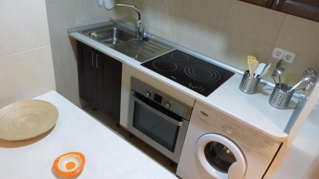 Kuchyň nebo kuchyňský kout v ubytování Apartamentos Duque