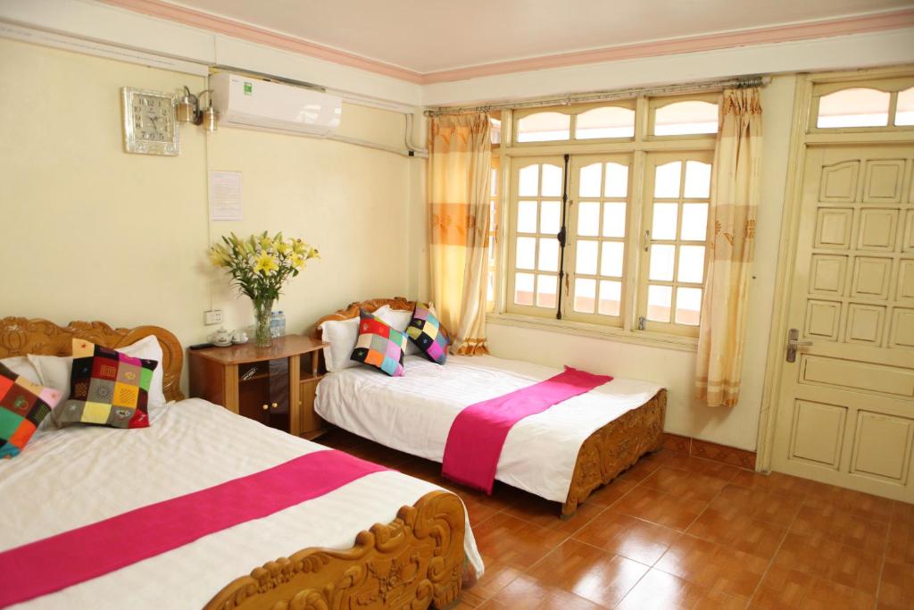 サパにあるThien Phuong Guesthouseのベッドルーム1室(ベッド2台、窓付)