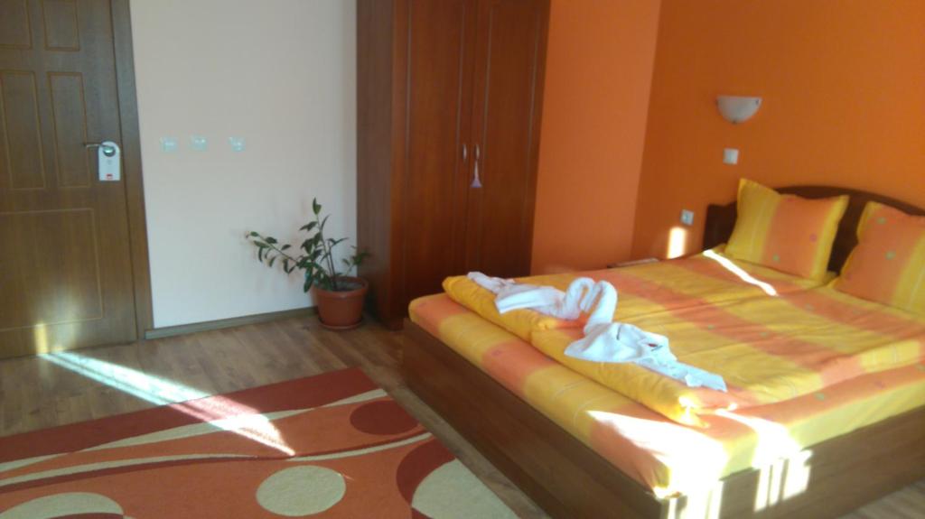 Guest House H Dzhogolanov - Deluxe Dreibettzimmer