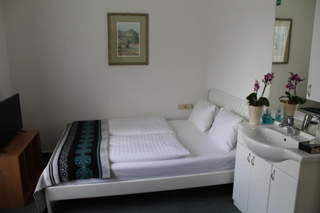 Postel nebo postele na pokoji v ubytování Hotel Goldene Krone Innsbruck
