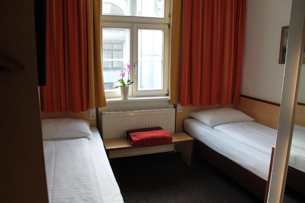 Postel nebo postele na pokoji v ubytování Hotel Goldene Krone Innsbruck
