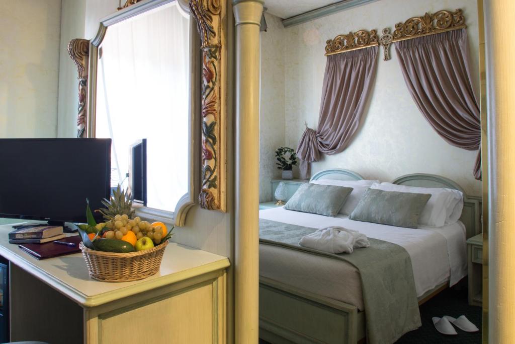 Postel nebo postele na pokoji v ubytování Hotel Colomba d'Oro