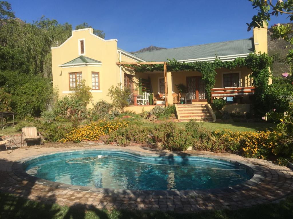 a house with a swimming pool in the yard at Amakhala in Montagu