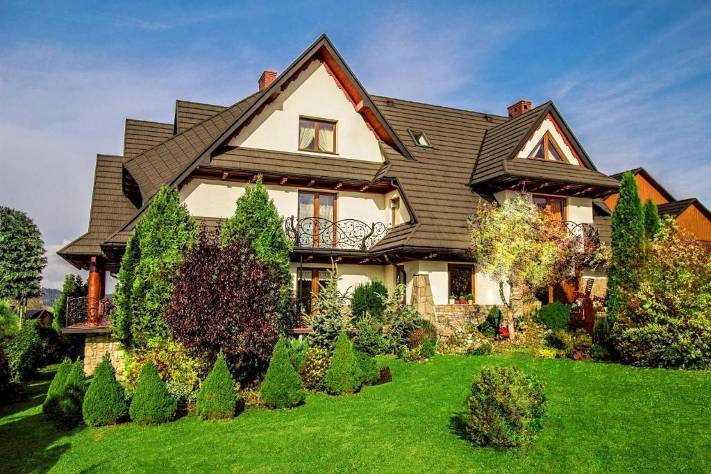 查爾納古拉的住宿－Góralski Dworek，一间房子,有 ⁇ 帽屋顶和绿色庭院