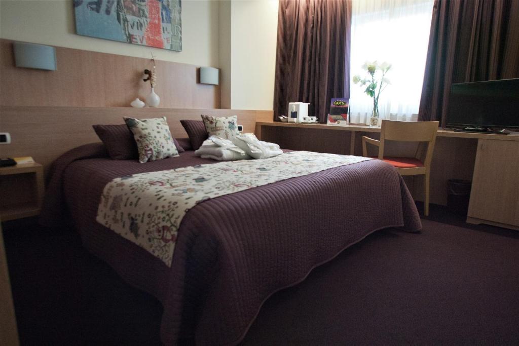 Postel nebo postele na pokoji v ubytování Hotel Capital