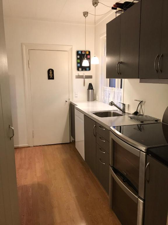 Kuchyň nebo kuchyňský kout v ubytování Det lille røde hus