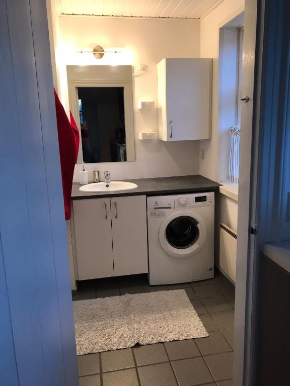 Kuchyň nebo kuchyňský kout v ubytování Det lille røde hus