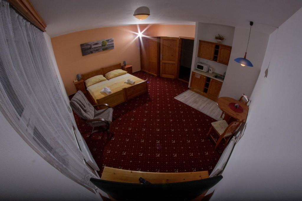 Postel nebo postele na pokoji v ubytování ČS RoBiN OIL Harrachov