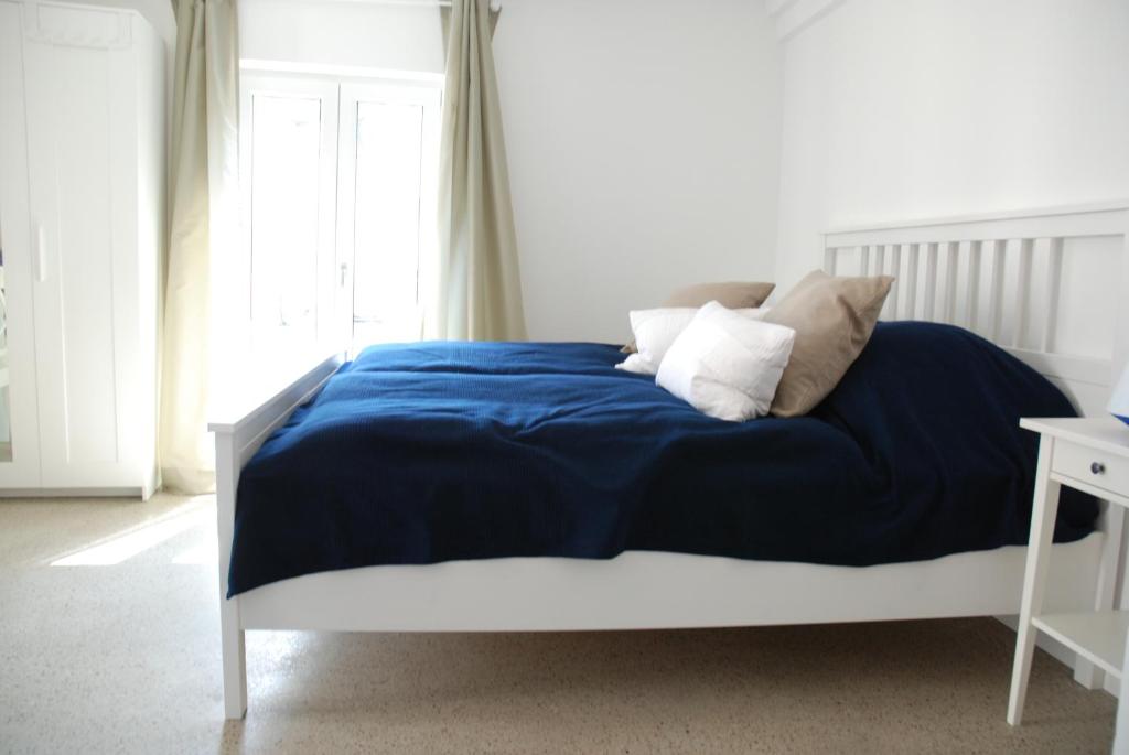 - un lit avec une couverture bleue et des oreillers dans l'établissement Remise am Schlosspark, à Schwielowsee