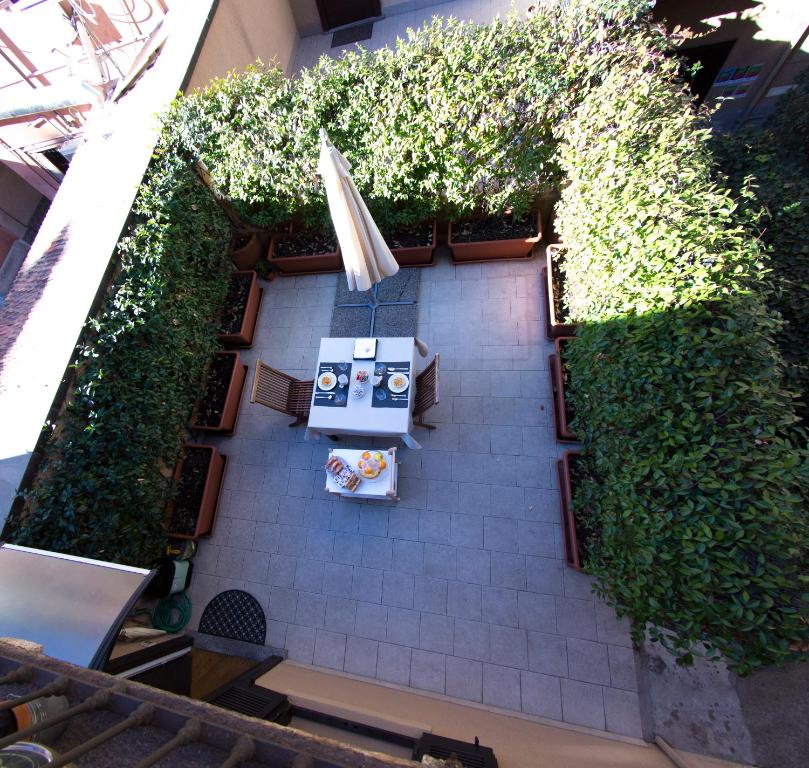 una vista sul soffitto di un patio con tavolo e ombrellone di B&B Terrazza Baires - in the heart of Milan a Milano