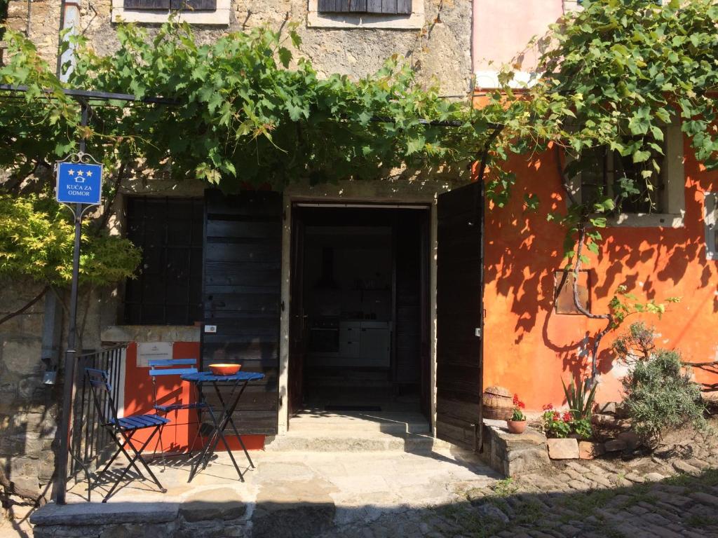 a building with an open door with a table and chairs at Casa Lucia in Motovun