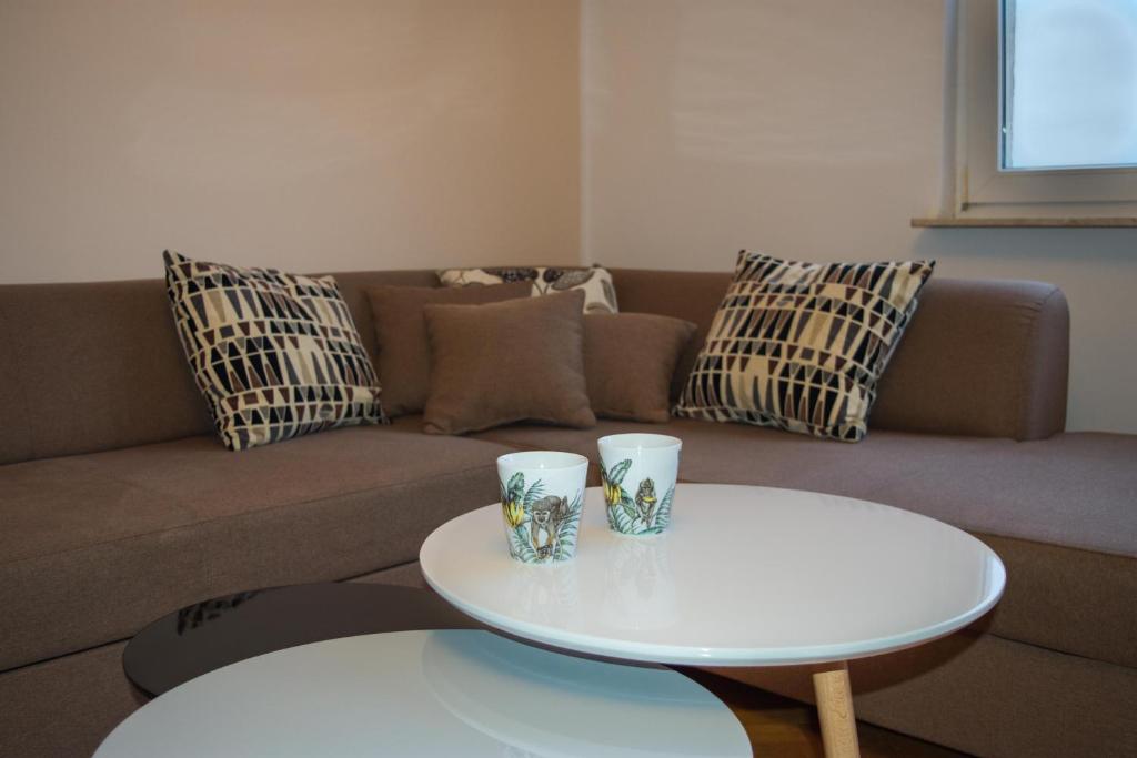 sala de estar con sofá y mesa blanca en Apartament Widokówka, en Gdynia
