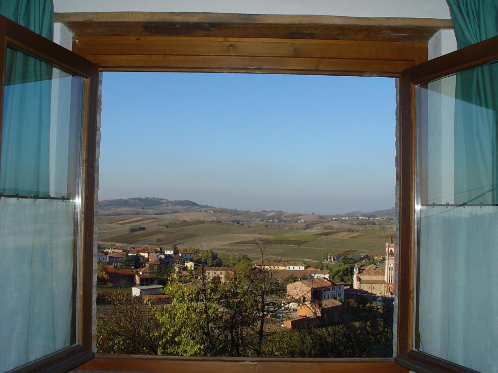 ein großes Fenster mit Stadtblick in der Unterkunft Valli Unite in Costa Vescovato