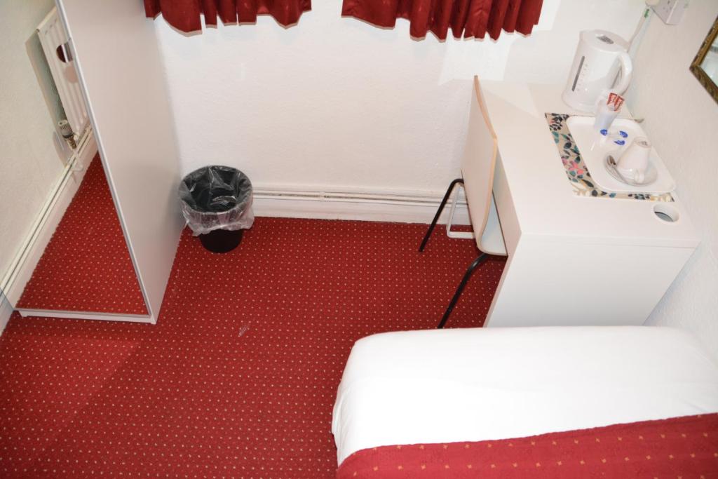 Bow Guest House - Single Room With Shared Bathroom
