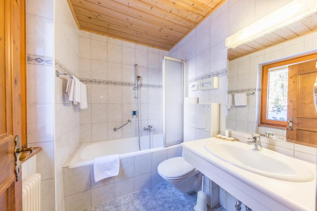 Koupelna v ubytování Hotel Karl Schranz
