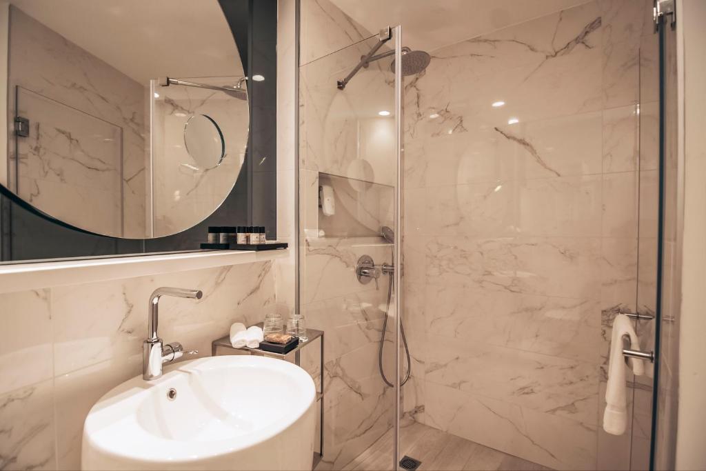Vannituba majutusasutuses 65 Hotel, Rothschild Tel Aviv - an Atlas Boutique Hotel