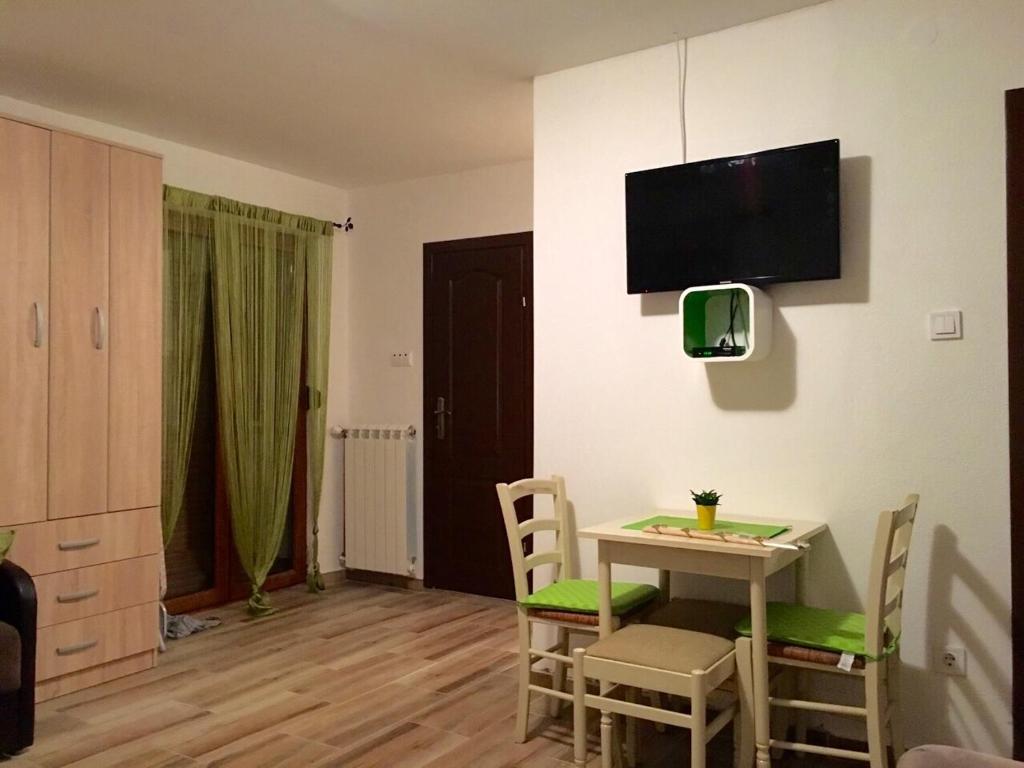 TV a/nebo společenská místnost v ubytování Apartments Popovic