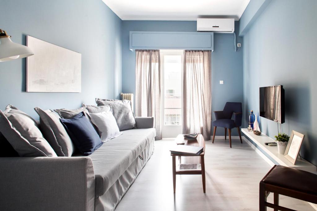 アテネにあるStylish Syntagma apartmentの青い壁のリビングルーム(ソファ付)