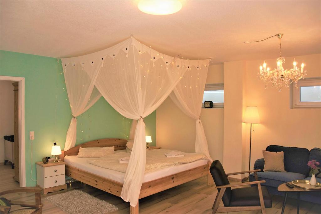 巴特溫茨海姆的住宿－Karuna Haus，一间卧室配有一张带蚊帐的床