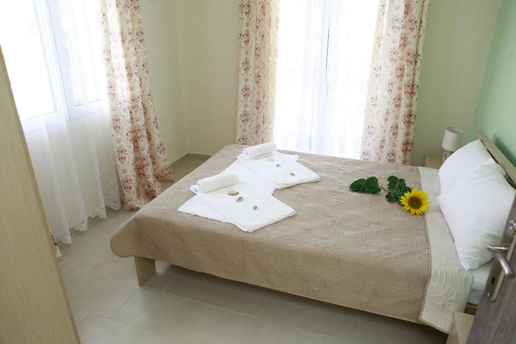 Postel nebo postele na pokoji v ubytování Kentrikon Suites