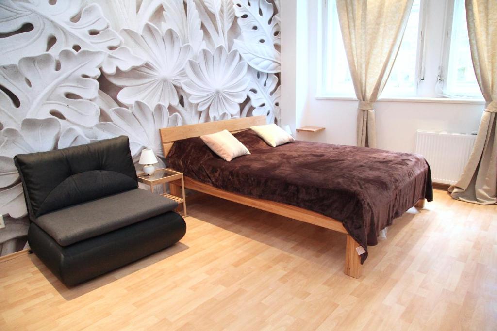 un dormitorio con una cama y una silla en Old Town studio, en Praga