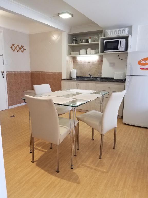 cocina y comedor con mesa y sillas en New Apartment in the best area en Córdoba