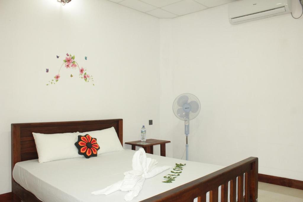 Postel nebo postele na pokoji v ubytování Sigiri Jungle Villa