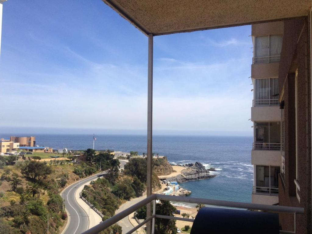 vistas al océano desde el balcón de un edificio en Departamento vista al mar, en Valparaíso