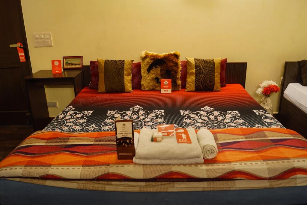uma cama com toalhas e outros itens nela em Pearl Premium Homes, Family BnB Guest-House em Nova Deli