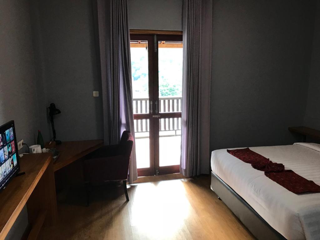 Postel nebo postele na pokoji v ubytování Wae Molas Hotel