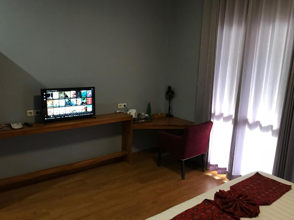 TV a/nebo společenská místnost v ubytování Wae Molas Hotel
