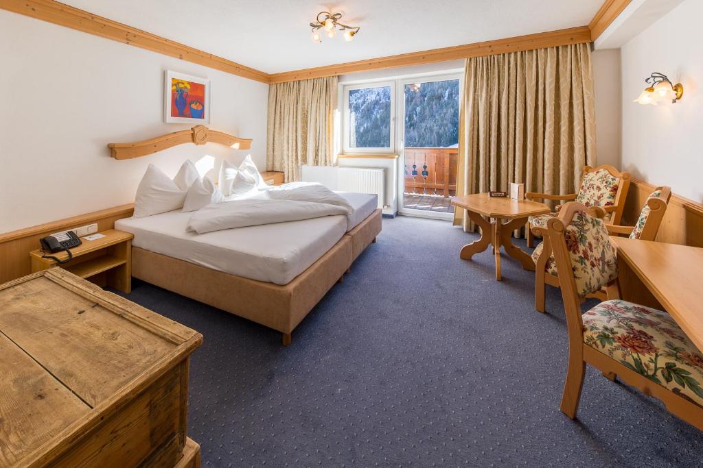 Postel nebo postele na pokoji v ubytování Hotel Karl Schranz