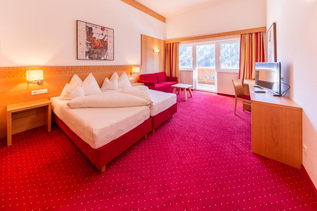 Postel nebo postele na pokoji v ubytování Hotel Karl Schranz