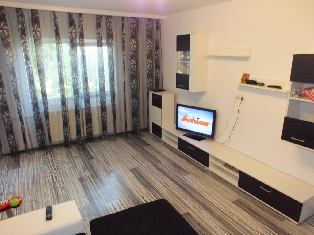  Il comprend un salon doté d'une télévision murale à écran plat. dans l'établissement Sophia Apartament, à Constanţa