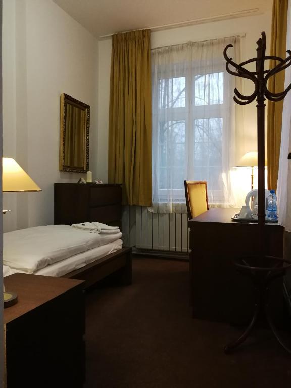 Postel nebo postele na pokoji v ubytování Retro Hotel Villa Ostrava