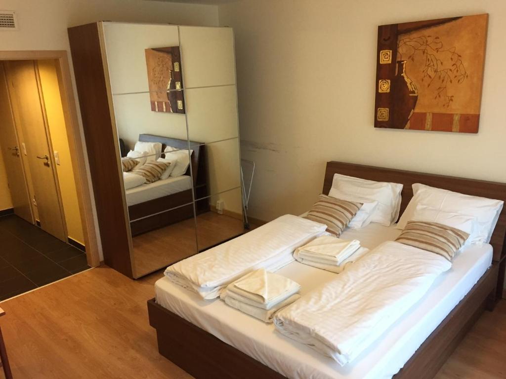 Postel nebo postele na pokoji v ubytování Wellness Apartments in Velence