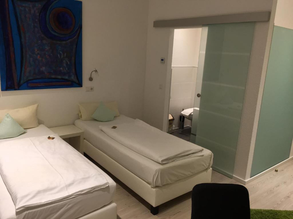 Postel nebo postele na pokoji v ubytování Hotel Barbarossa Karlsruhe Stadtmitte