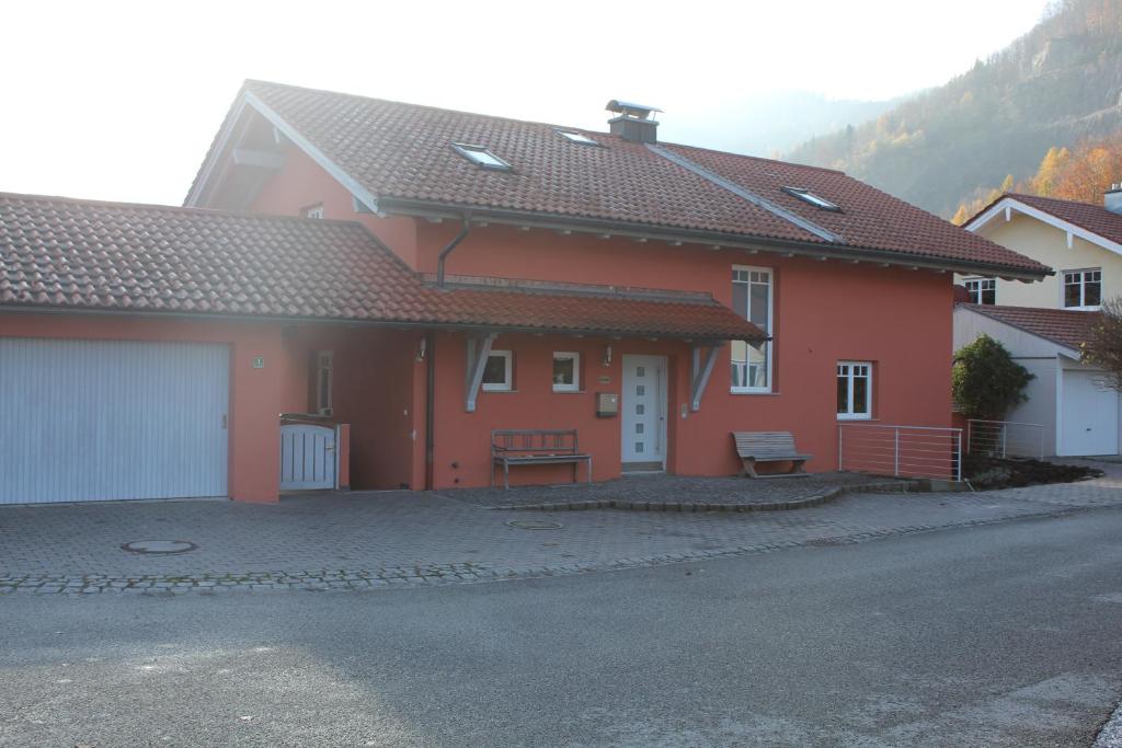 フリンツバッハにあるFerienwohnung Hilpertの赤い家
