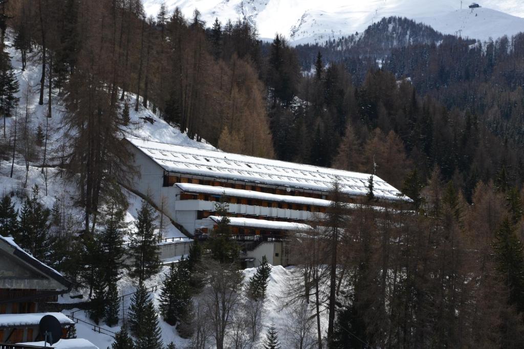 a building on a mountain with snow on it at Residence Edelweiss Ciel Blu in Pila