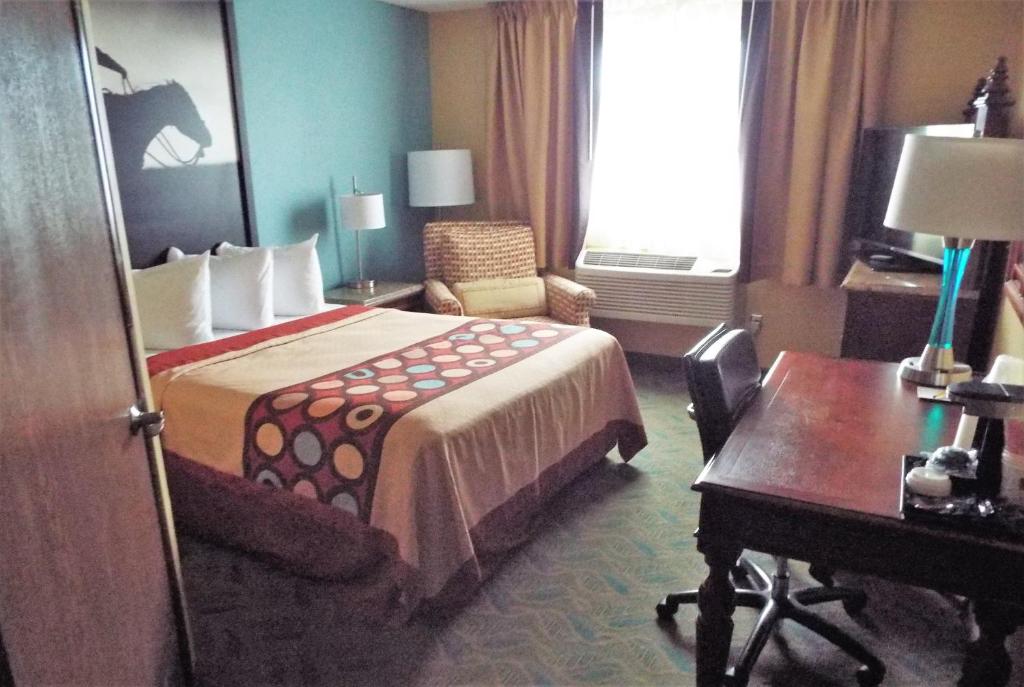 Giường trong phòng chung tại Super 8 by Wyndham Casper East/Evansville