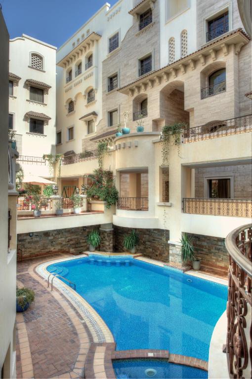 Bazén v ubytování Rawasi Hotel Apartments nebo v jeho okolí